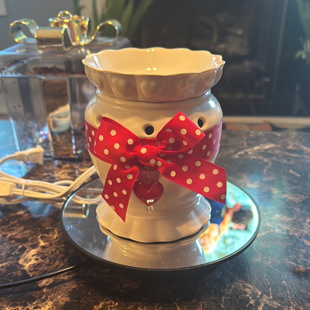 “SOLD” NIB Scentsy Valentine Full-Size Wax Warmer White with Dangling Red Heart